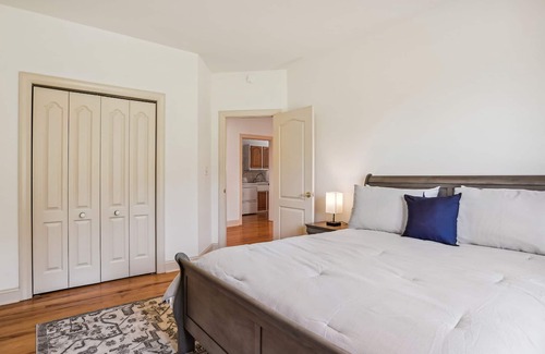 Woolford Casa | Short drive to Downtown Cambridge | Indoor Pool | Private Dock | Kayaks | Pet Fr