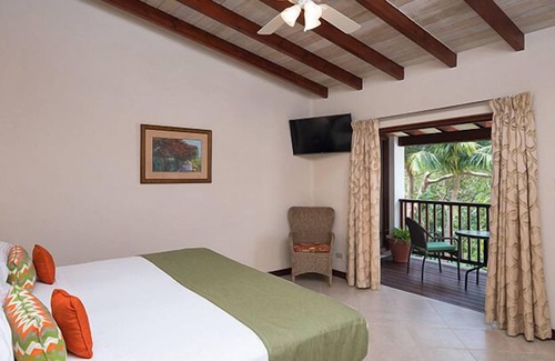 Maynards Casa | Short Drive to Godings Bay & Gibbes Beach! Modern Unit, Outdoor Pools, Parking!