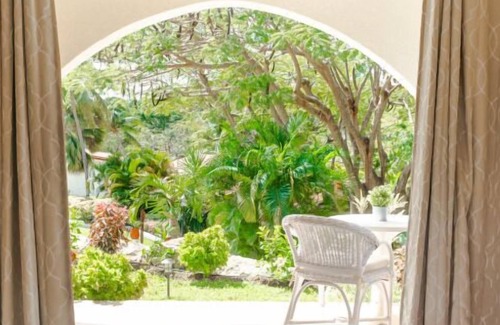 Maynards Casa | Short Drive to Godings Bay & Gibbes Beach! Modern Unit, Outdoor Pools, Parking!