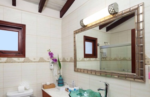 Maynards Casa | Short Drive to Godings Bay & Gibbes Beach! Modern Unit, Outdoor Pools, Parking!