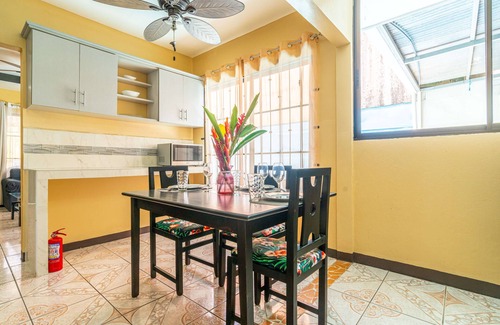 Parrita Casa | Short drives to two amazing beaches-Palo Seco+Playa Bandera, walk to shopping