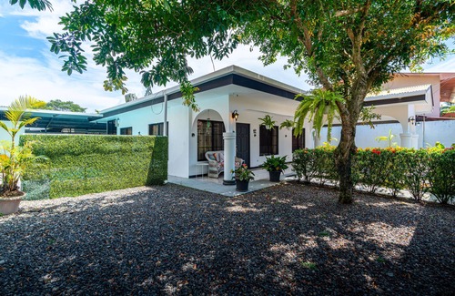 Parrita Casa | Short drives to two amazing beaches-Palo Seco+Playa Bandera, walk to shopping