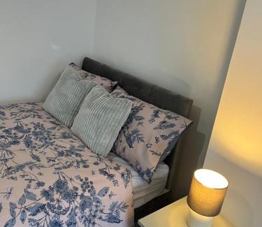 Kettering Apartamento | Short Stays Wi-Fi Parking Smart TVTea Coffee