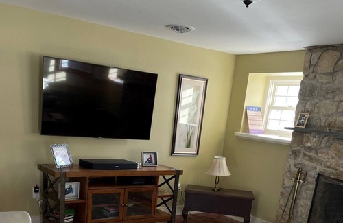 Parker Ford Otro | Short-term Corporate Rental - 1850 Stone Farm House.