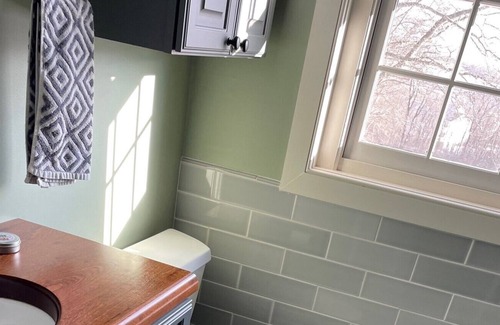 Parker Ford Otro | Short-term Corporate Rental - 1850 Stone Farm House.