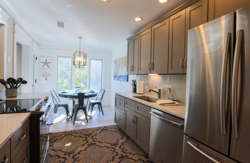 Kiawah Island Villa | 5 minutos a pie de playa. Bañada por el sol, recientemente renovada, luminosa y moderna villa con vistas a la laguna.