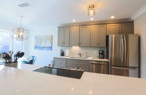 Kiawah Island Villa | 5 minutos a pie de playa. Bañada por el sol, recientemente renovada, luminosa y moderna villa con vistas a la laguna.