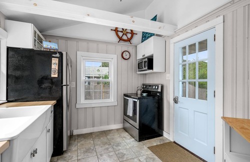 West Chatham Cabaña | Short walk to beach, A/C, pets okay, large yard