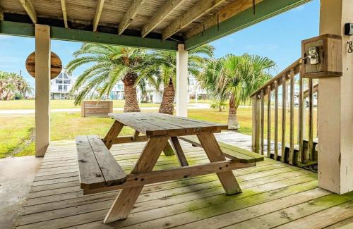 Jamaica Beach Casa | Short WALK to Beach Coffee Shop Restaurants