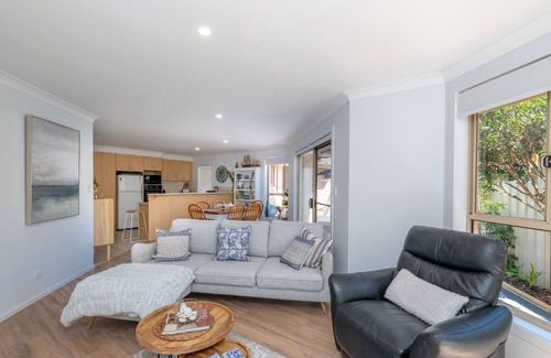 Forster Villa | Shorties by the lake