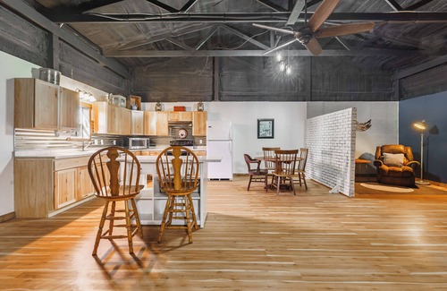 Garfield Casa | Shouse near in the woods near Beaver Lake