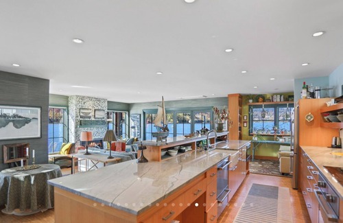 Sellwood-Moreland Alquiler De Eote | SHOWSTOPPING floating home on the Willamette River with stunning views.