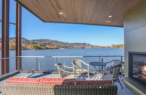 Sellwood-Moreland Alquiler De Eote | SHOWSTOPPING floating home on the Willamette River with stunning views.