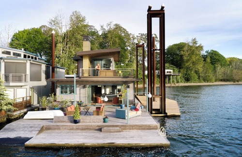 Sellwood-Moreland Alquiler De Eote | SHOWSTOPPING floating home on the Willamette River with stunning views.