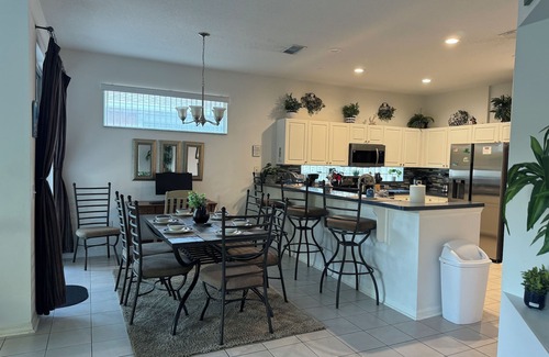 Sunset Lakes Casa | Shreks Hideout! 4 BR / 3 BA piscina y mascotas en Sunset Lakes! ¡Actualizaciones recientes!