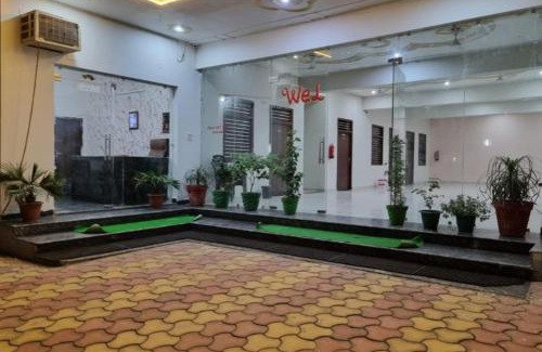 Vrindavan Hotel | Shri Mukund Dham - Near Prem Mandir, Iskcon temple & Banke Bihari G- Premanand Maharaj Visit is just 2-3 minutes away