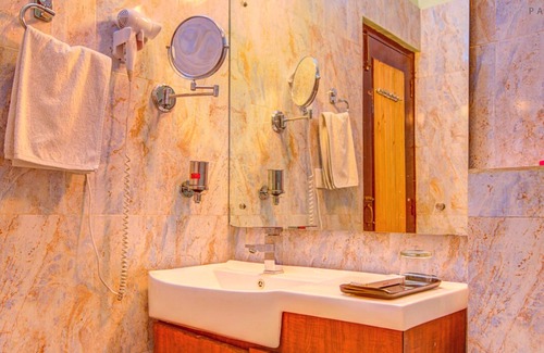 Bullawala Hotel | ShriGo Resort Pyramid Home Divine