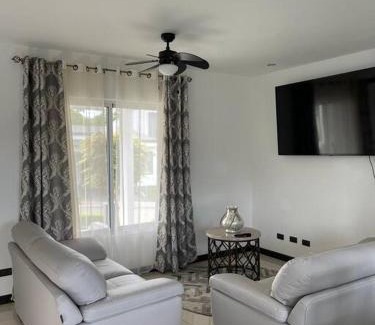 Cerro Plano Casa | Siéntase como en casa.