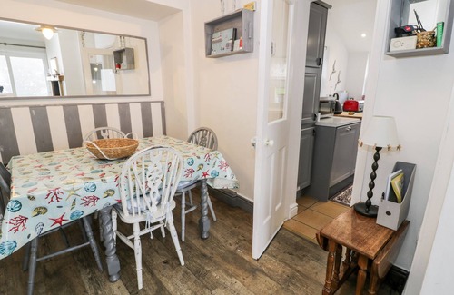 Harlech Cabaña | SIBRWD Y MOR, pet friendly, character holiday cottage in Harlech