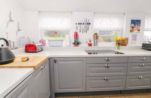 Harlech Cabaña | SIBRWD Y MOR, pet friendly, character holiday cottage in Harlech