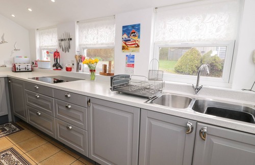 Harlech Cabaña | SIBRWD Y MOR, pet friendly, character holiday cottage in Harlech
