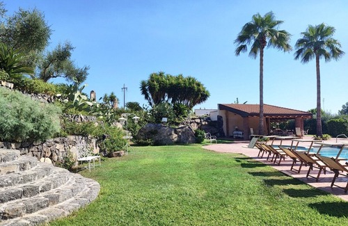 Aci Castello Villa | Casa con parque y piscina.