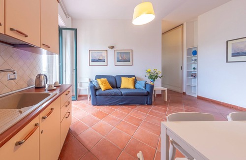 Aci Castello Apartamento | Casa tranquila en villa con gran jardín, piscina y a pocos pasos del mar.