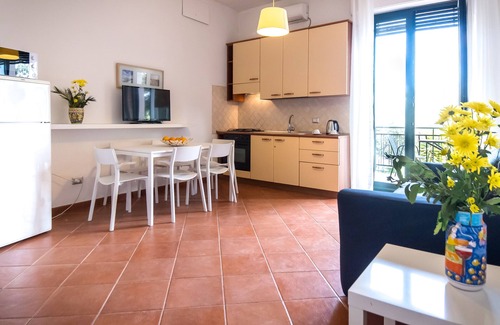 Aci Castello Apartamento | Casa tranquila en villa con gran jardín, piscina y a pocos pasos del mar.