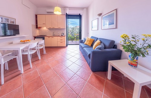 Aci Castello Apartamento | Casa tranquila en villa con gran jardín, piscina y a pocos pasos del mar.