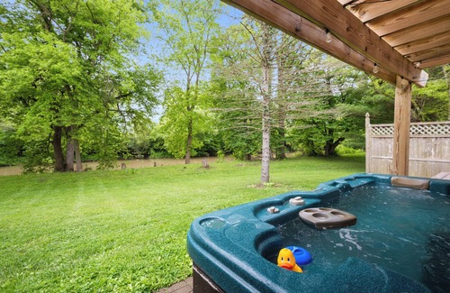 Delaware County Casa | Side A Riverfront Hot Tub Game Room Grill Sleeps 12