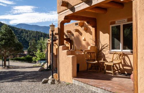 Arroyo Seco Casa | Side-by-side Adobes, 9 Mi To Taos Ski Valley