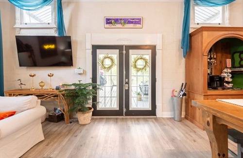 New Iberia Casa | Side-By-Side Both Places, Groups Can Spend More Time Together!
