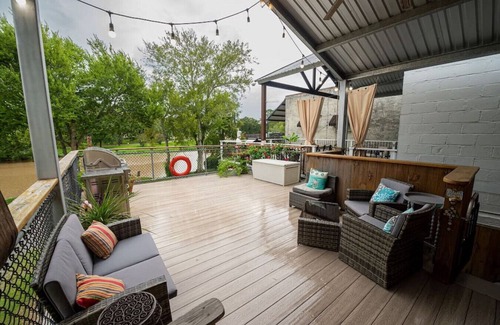 New Iberia Casa | Side-By-Side Both Places, Groups Can Spend More Time Together!