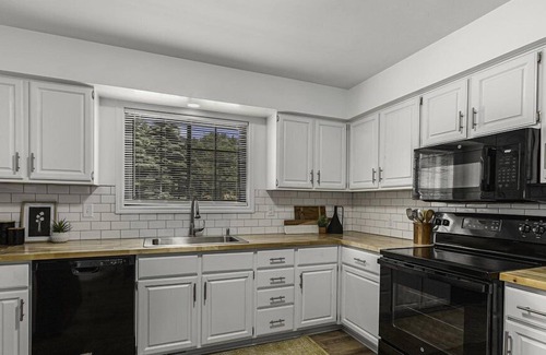 Forest Hills Condominio | Side by side duplex w/ private driveway, yard and easy access to everything