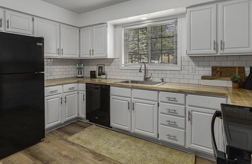 Forest Hills Condominio | Side by side duplex w/ private driveway, yard and easy access to everything