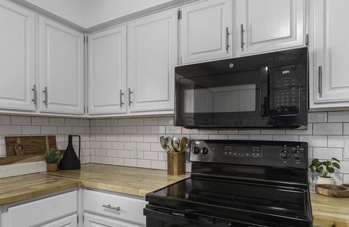 Forest Hills Condominio | Side by side duplex w/ private driveway, yard and easy access to everything