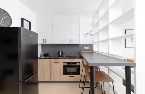 Rakowiec Apartamento | Sierpińskiego 1A - Studio with Balcony & Desk - Remote Work by Noclegi Renters