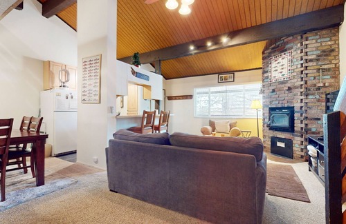 Mammoth Lakes Condominio | Sierra Manors 75 Cozy and Comfy Condo, On the Shuttle Route by RedAwning