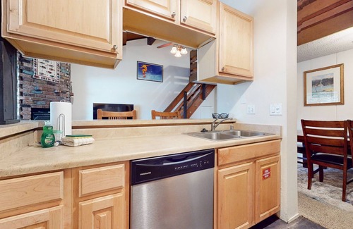 Mammoth Lakes Condominio | Sierra Manors 75 Cozy and Comfy Condo, On the Shuttle Route by RedAwning