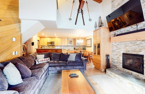 Mammoth Lakes Condominio | Sierra Megeve 7 Deluxe Remodeled Condo, Just A Short Walk To Canyon Lodge by RedAwning