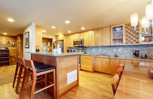 Mammoth Lakes Condominio | Sierra Megeve 7 Deluxe Remodeled Condo, Just A Short Walk To Canyon Lodge by RedAwning