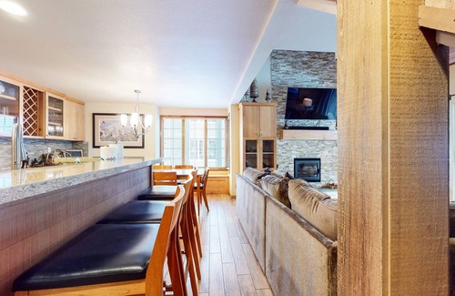 Mammoth Lakes Condominio | Sierra Megeve 7 Deluxe Remodeled Condo, Just A Short Walk To Canyon Lodge by RedAwning