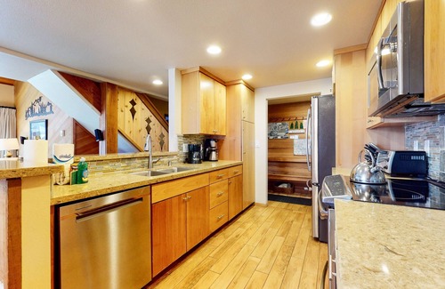Mammoth Lakes Condominio | Sierra Megeve 7 Deluxe Remodeled Condo, Just A Short Walk To Canyon Lodge by RedAwning