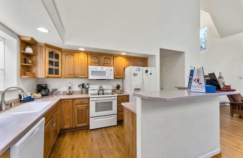 Tahoe Paradise Casa | Sierra Mountain Lodge 3 Bedroom Home by RedAwning