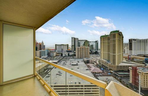 Las Vegas Apartamento | Sierra Studio at MGM Signature Tower 1 BALCONY STRIP VIEW
