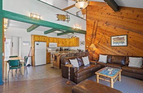 June Lake Casa | Sierra Suns 9, a townhome steps from the marina