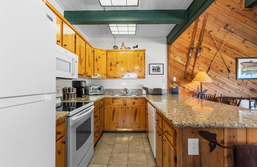 June Lake Casa | Sierra Suns 9, a townhome steps from the marina