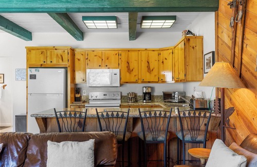 June Lake Casa | Sierra Suns 9, a townhome steps from the marina