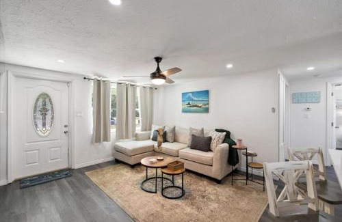 Gulf Gate Estates Casa | Siesta Key Cottage with Heated Pool