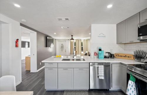 Gulf Gate Estates Casa | Siesta Key Cottage with Heated Pool